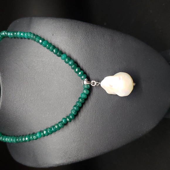 Elegant Green and Cream Necklace with Beaded Design - Picture 7 of 7